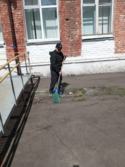 "Субботник-неотъемлемая часть общешкольной жизни"..